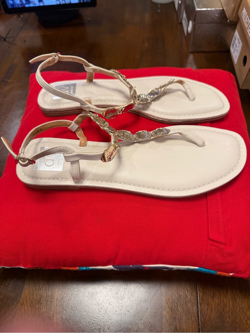 DV by Dolce Vita Jorjie Cream T-Strap Flat Sandals Size 10M